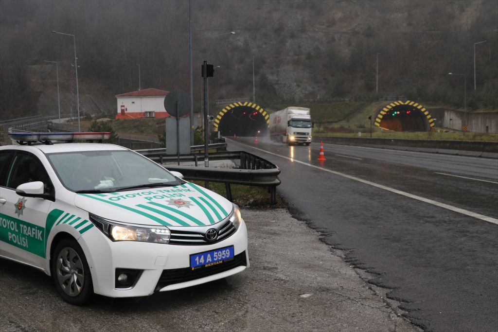 Bolu Dağı'nda kar yağışı etkili oluyor