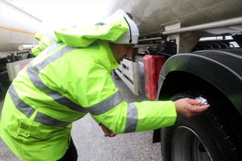 Bolu Dağı'nda kış lastiği uygulaması