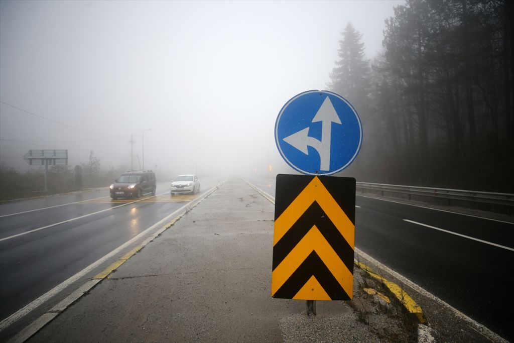 Bolu Dağı'nda sis ve sağanak