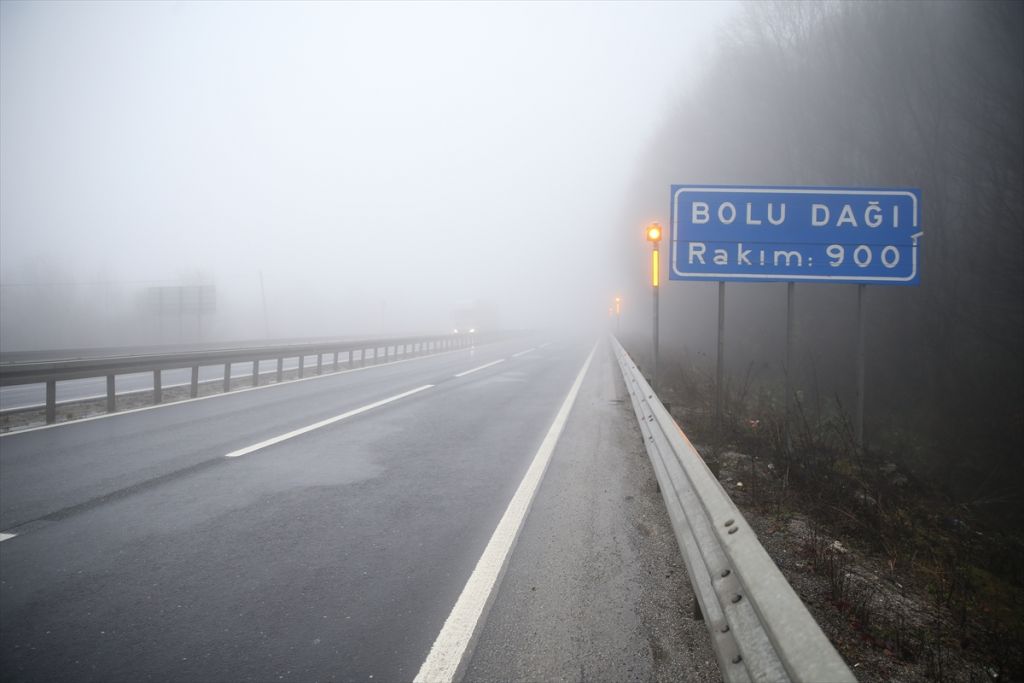 Bolu Dağı'nda sis ve sağanak