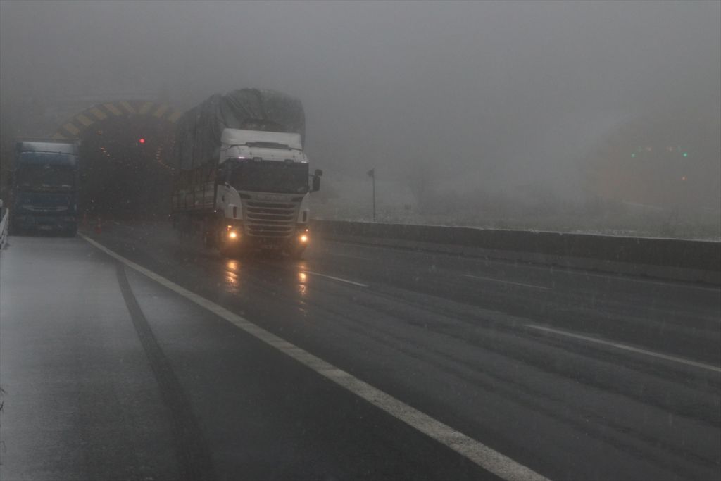 Bolu Dağı'nda yoğun kar yağışı başladı
