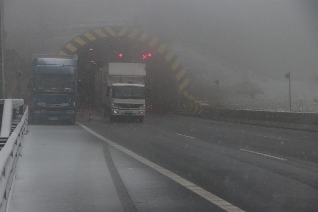 Bolu Dağı'nda yoğun kar yağışı başladı