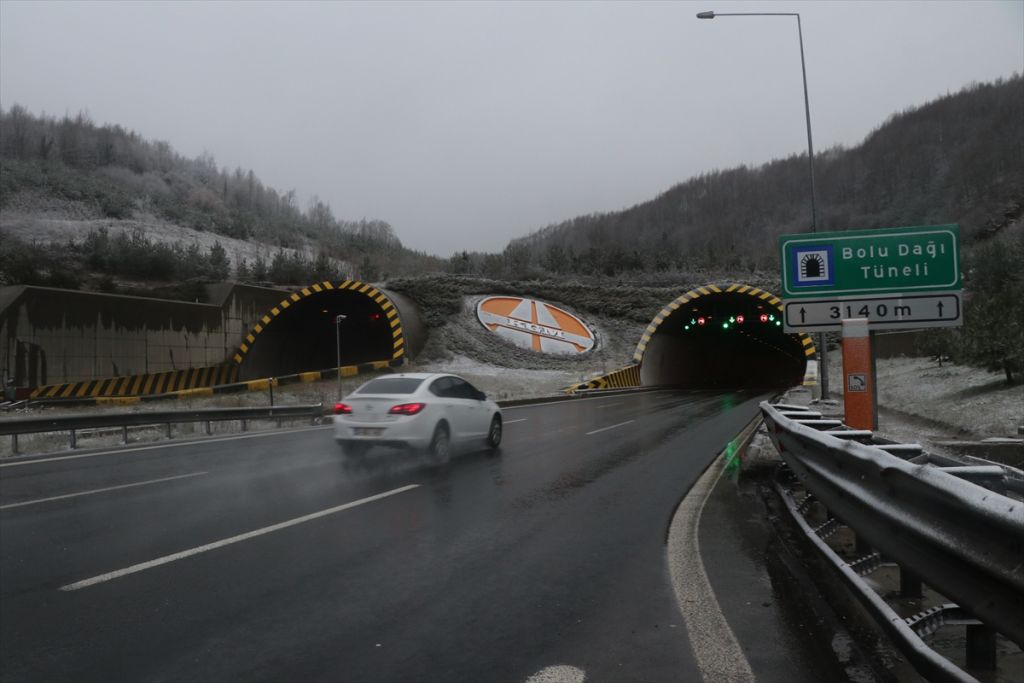 Bolu Dağı'nda yoğun kar yağışı başladı