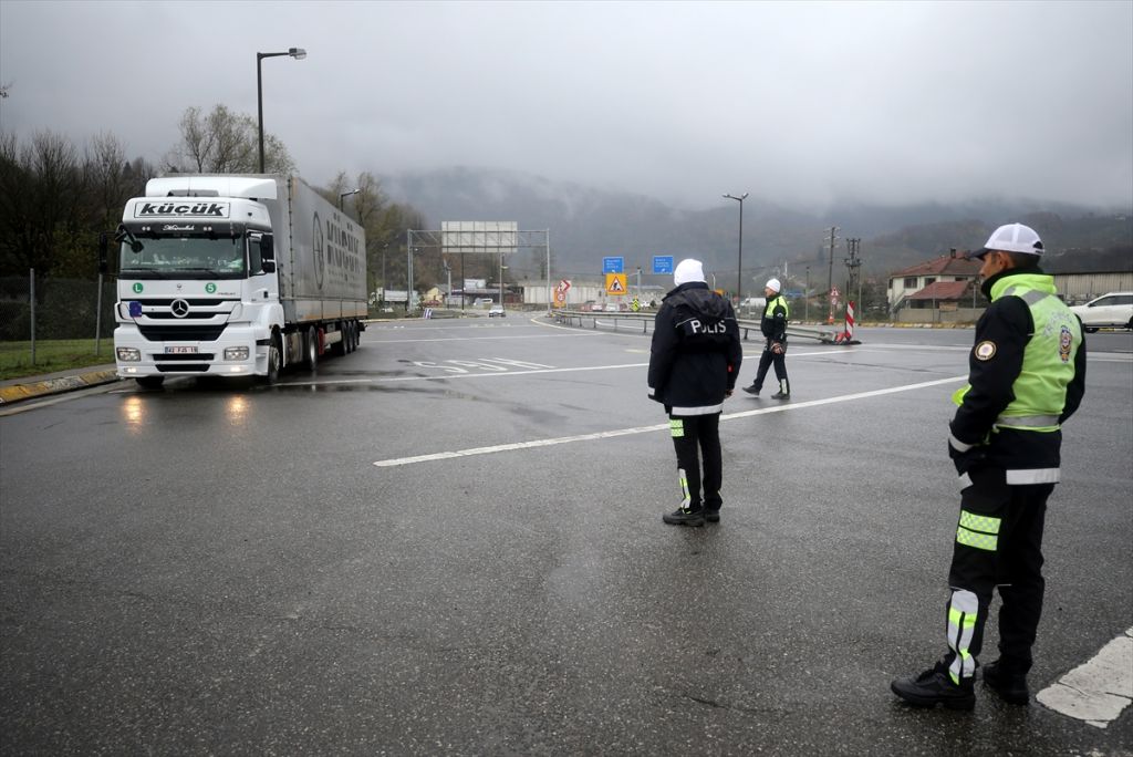 Bolu Dağı'nda zorunlu kış lastiği uygulaması