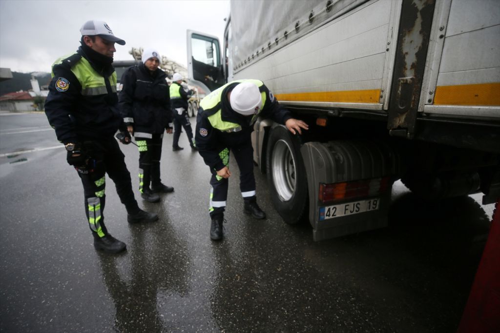 Bolu Dağı'nda zorunlu kış lastiği uygulaması