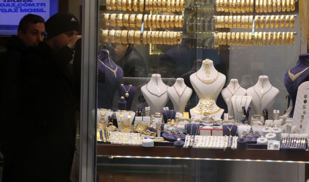 Bolu Emniyet Müdürlüğü tarafından gerçekleştirilen kuyumcu soygunu tatbikatı gerçeğini aratmadı