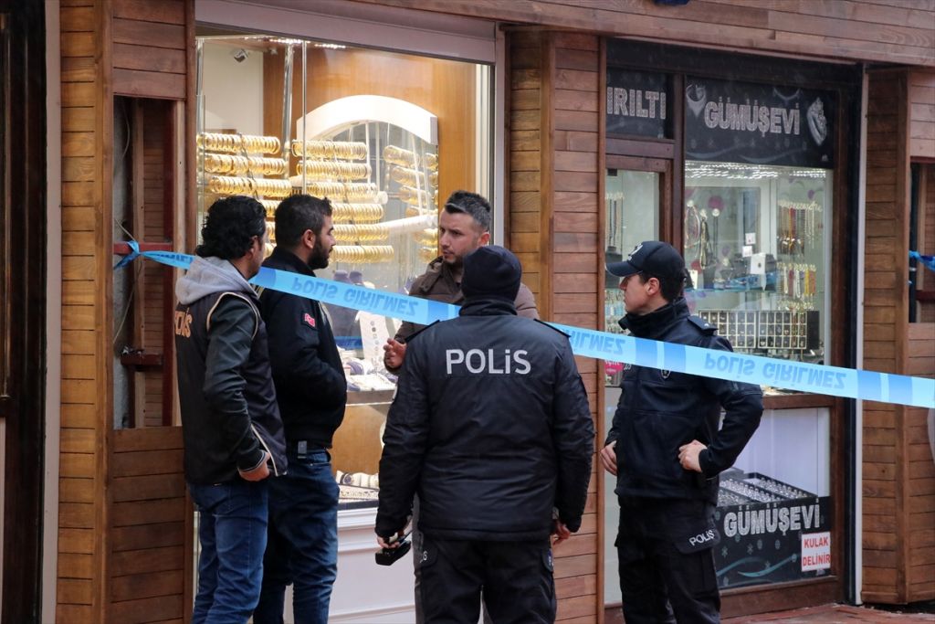 Bolu Emniyet Müdürlüğü tarafından gerçekleştirilen kuyumcu soygunu tatbikatı gerçeğini aratmadı