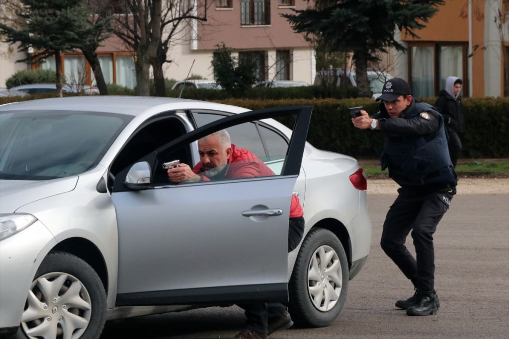Bolu Emniyet Müdürlüğü tarafından gerçekleştirilen kuyumcu soygunu tatbikatı gerçeğini aratmadı
