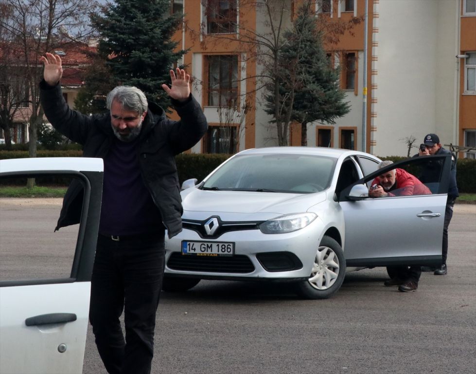 Bolu Emniyet Müdürlüğü tarafından gerçekleştirilen kuyumcu soygunu tatbikatı gerçeğini aratmadı