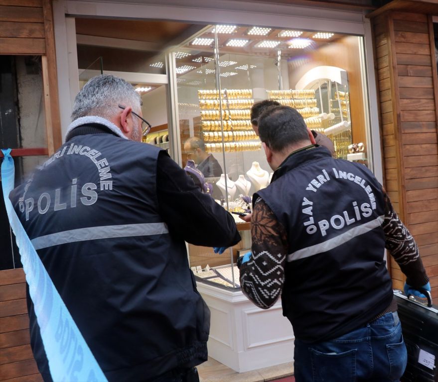 Bolu Emniyet Müdürlüğü tarafından gerçekleştirilen kuyumcu soygunu tatbikatı gerçeğini aratmadı