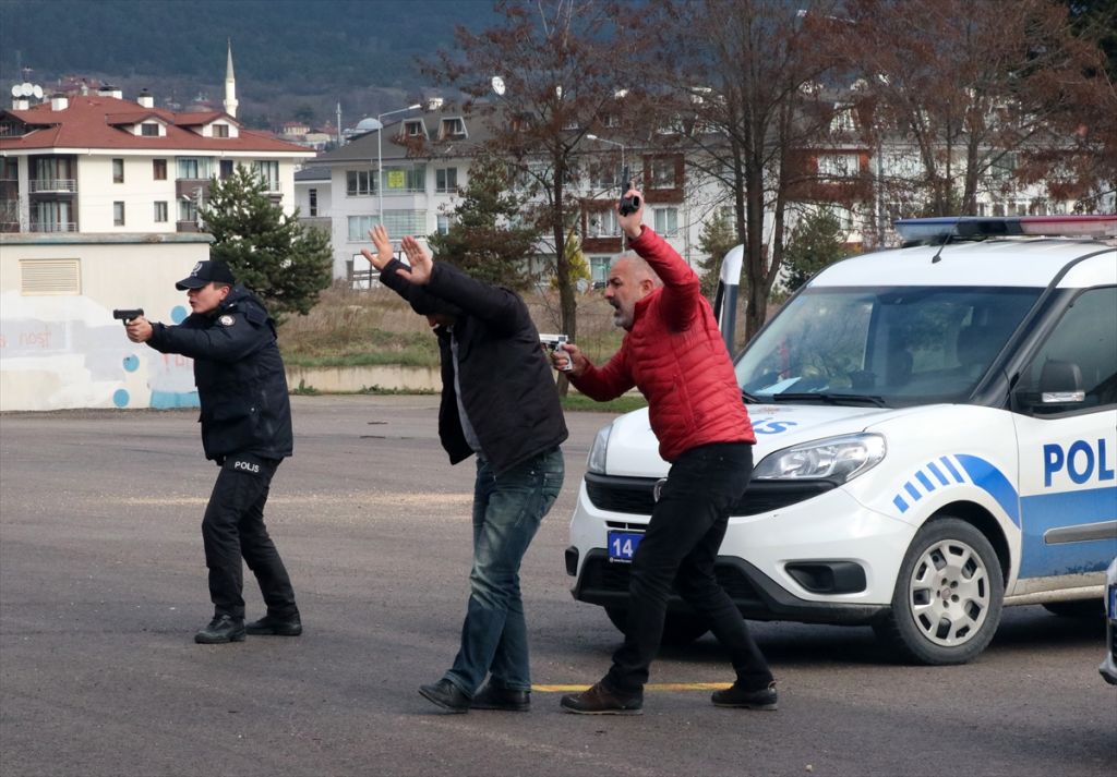 Bolu Emniyet Müdürlüğü tarafından gerçekleştirilen kuyumcu soygunu tatbikatı gerçeğini aratmadı