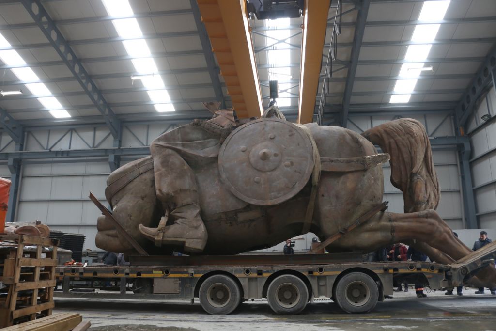 Dev Köroğlu Heykeli'nin montajına başlanıyor