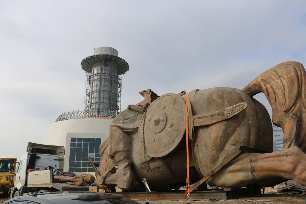 Dev Köroğlu Heykeli'nin montajına başlanıyor