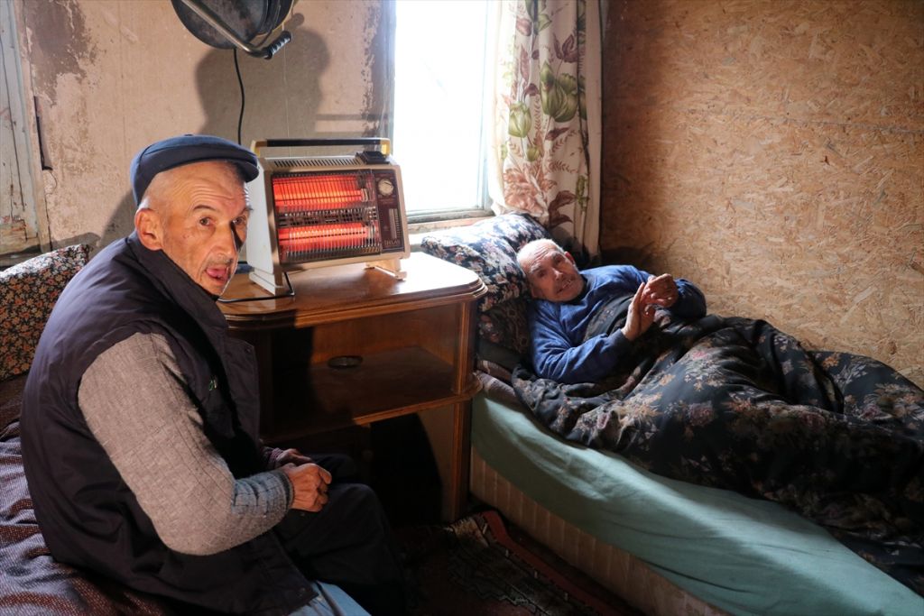 Hayatını engelli kardeşlerine adadı