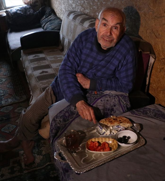 Hayatını engelli kardeşlerine adadı