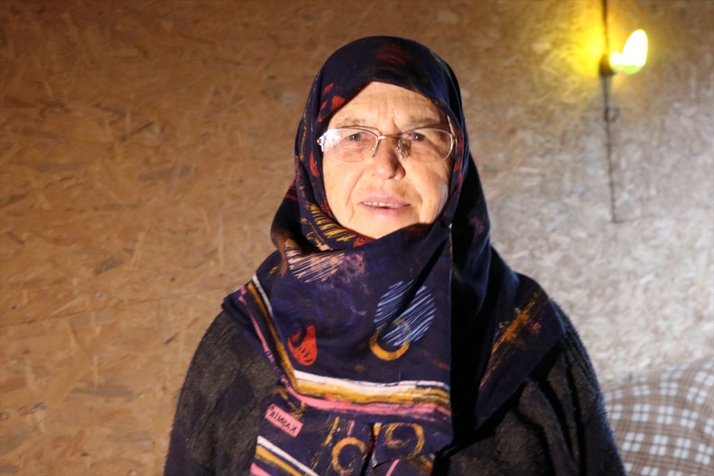 Hayatını engelli kardeşlerine adadı