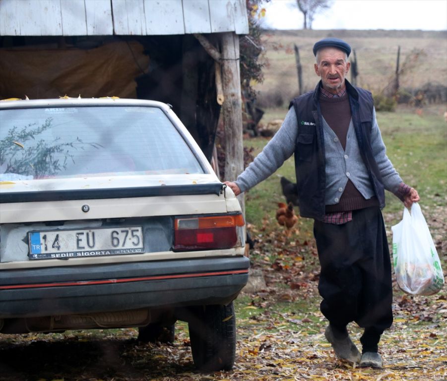 Hayatını engelli kardeşlerine adadı
