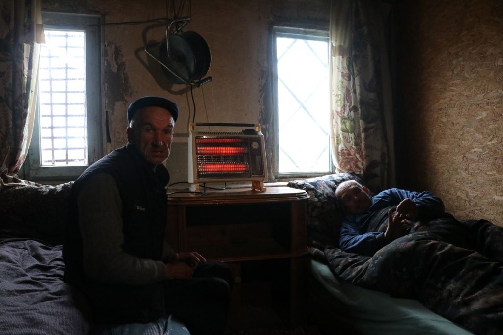 Hayatını engelli kardeşlerine adadı