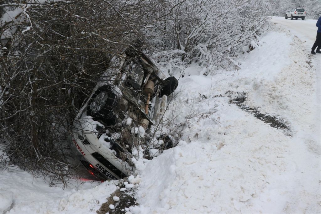 İtfaiye hizmet aracı şarampole devrildi