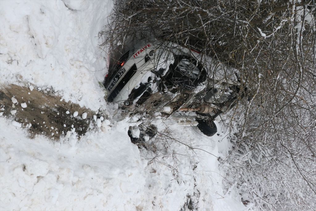 İtfaiye hizmet aracı şarampole devrildi