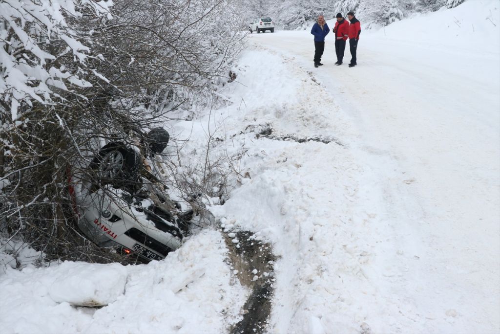 İtfaiye hizmet aracı şarampole devrildi