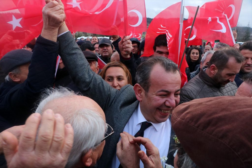 TANJU ÖZCAN'DAN GÖVDE GÖSTERİSİ