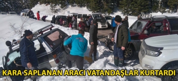 Kara saplanan aracı vatandaşlar kurtardı