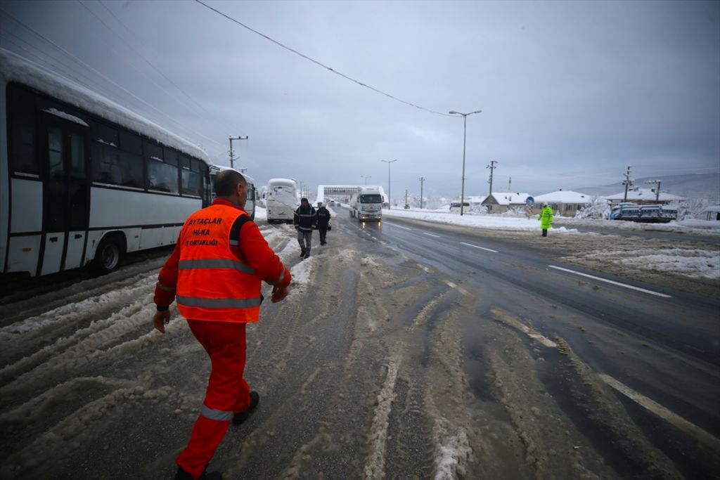 Anadolu Otoyolu ve D-100 kara yolunun Bolu Dağı kesiminde etkili olan kar yağışı nedeniyle kar kalınlığı yarım metreyi geçti