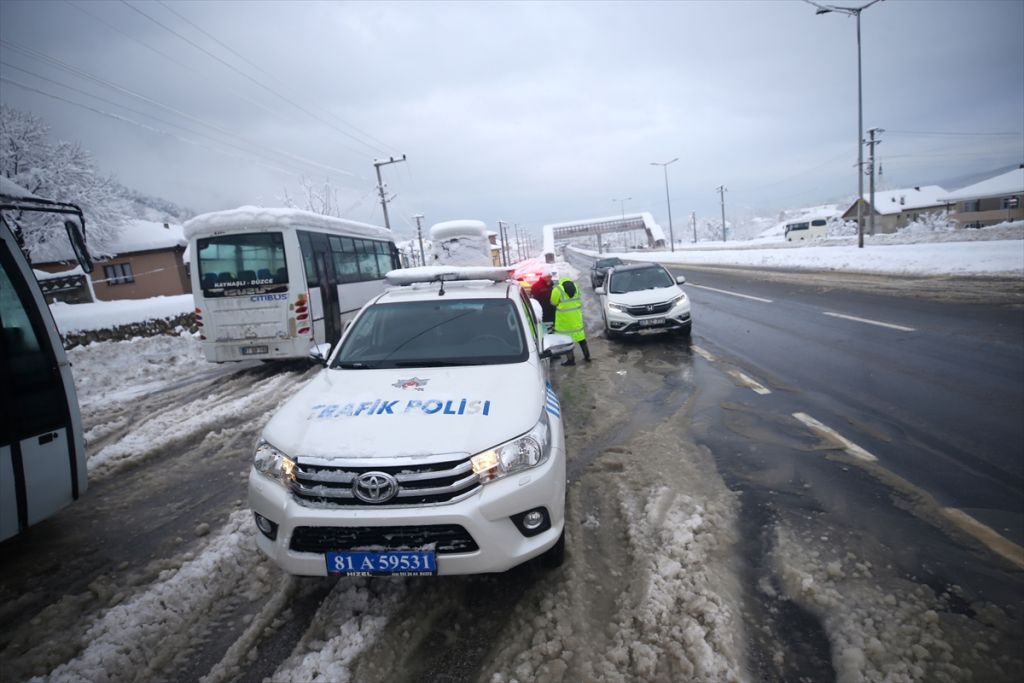 Anadolu Otoyolu ve D-100 kara yolunun Bolu Dağı kesiminde etkili olan kar yağışı nedeniyle kar kalınlığı yarım metreyi geçti