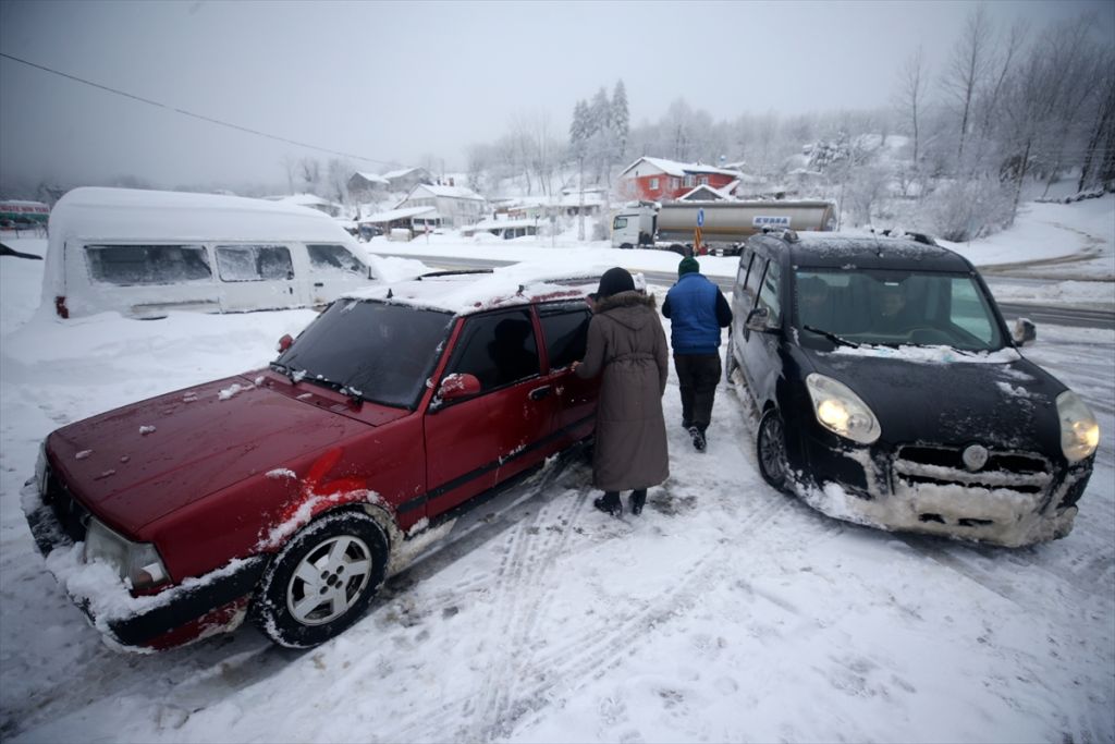 Anadolu Otoyolu ve D-100 kara yolunun Bolu Dağı kesiminde etkili olan kar yağışı nedeniyle kar kalınlığı yarım metreyi geçti