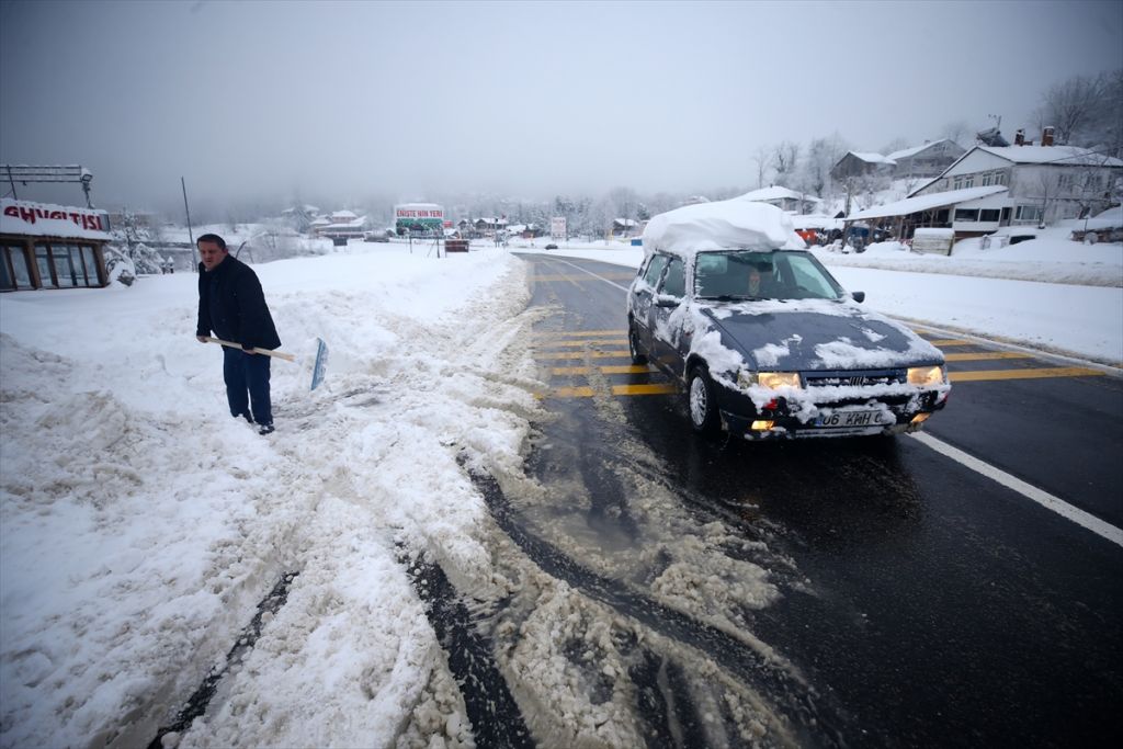 Anadolu Otoyolu ve D-100 kara yolunun Bolu Dağı kesiminde etkili olan kar yağışı nedeniyle kar kalınlığı yarım metreyi geçti