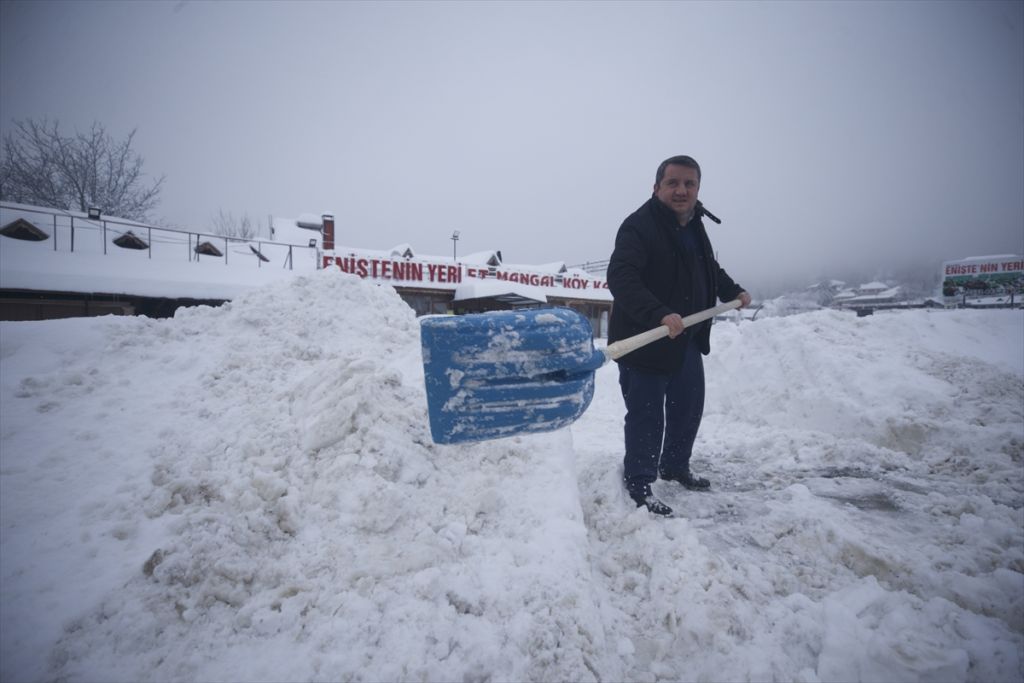 Anadolu Otoyolu ve D-100 kara yolunun Bolu Dağı kesiminde etkili olan kar yağışı nedeniyle kar kalınlığı yarım metreyi geçti