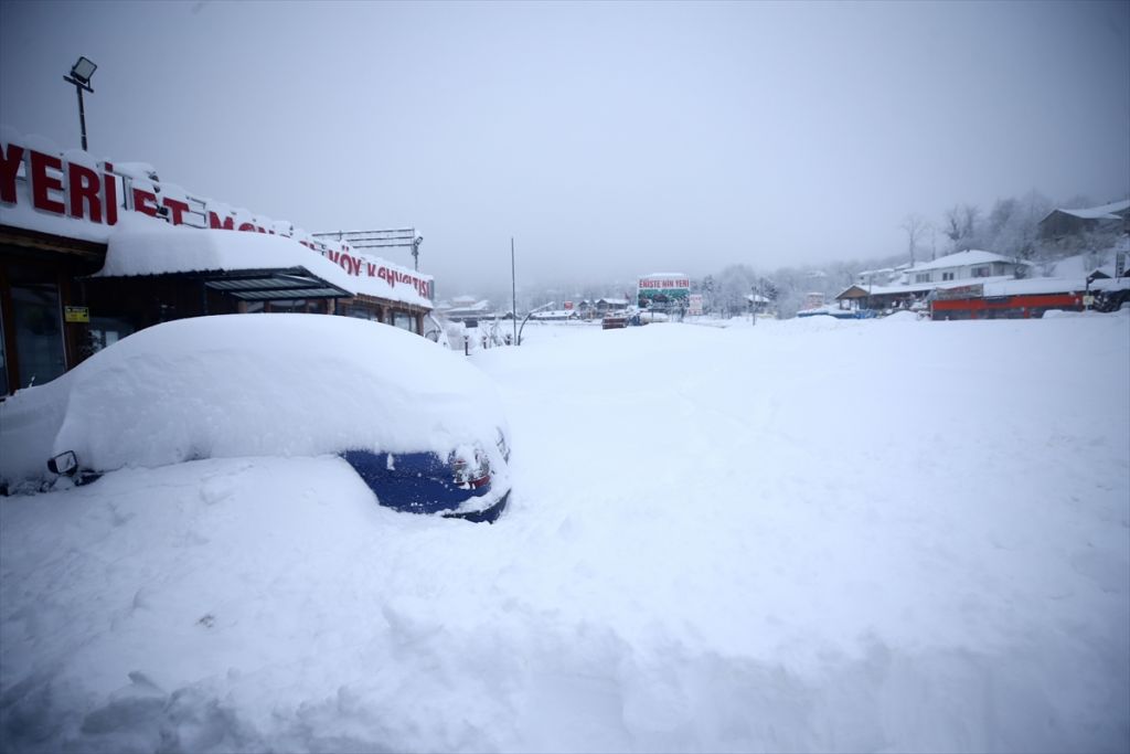 Anadolu Otoyolu ve D-100 kara yolunun Bolu Dağı kesiminde etkili olan kar yağışı nedeniyle kar kalınlığı yarım metreyi geçti