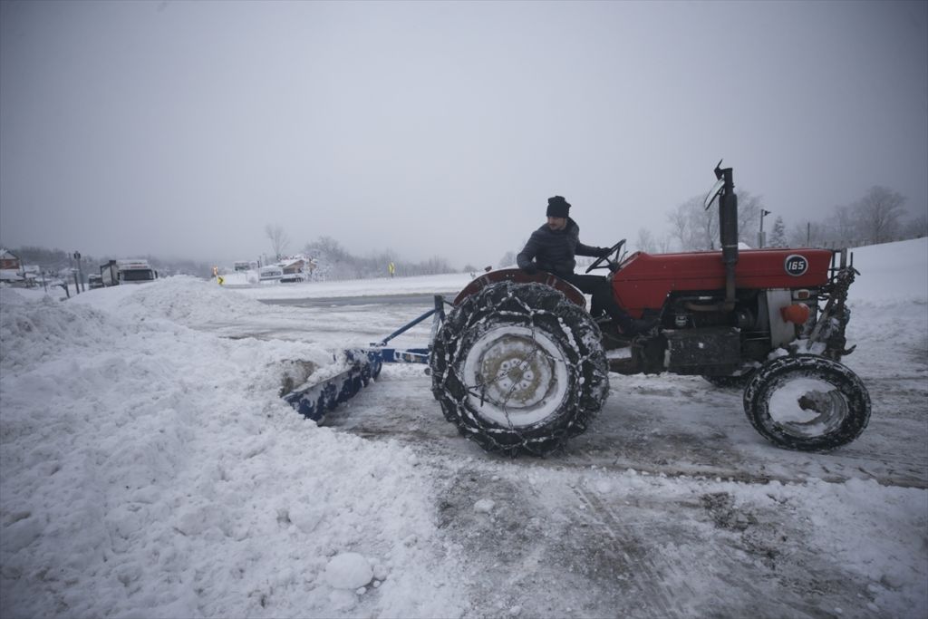 Anadolu Otoyolu ve D-100 kara yolunun Bolu Dağı kesiminde etkili olan kar yağışı nedeniyle kar kalınlığı yarım metreyi geçti