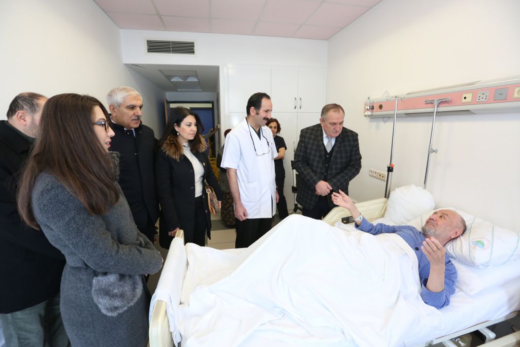 Başkan Yılmaz'dan 7 hastaya geçmiş olsun ziyareti