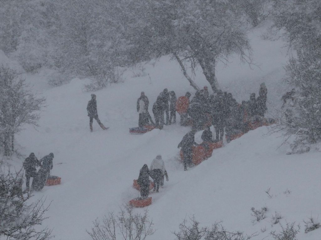 Beyaz örtü köylülere ekmek kapısı oldu