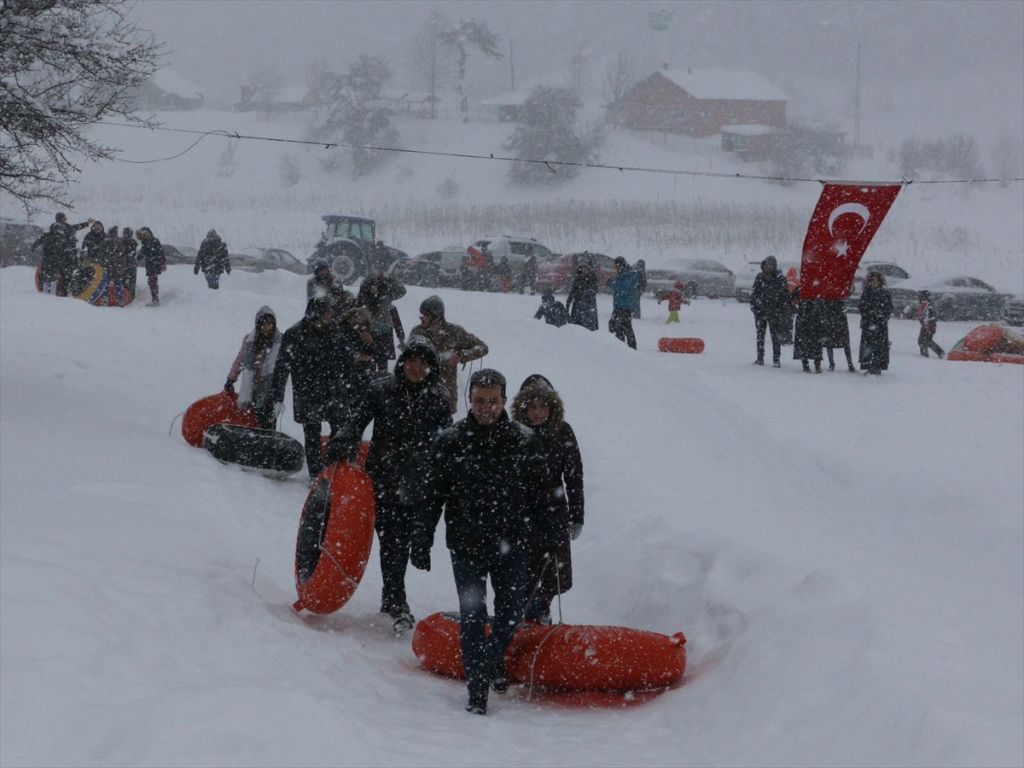 Beyaz örtü köylülere ekmek kapısı oldu
