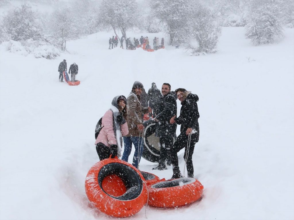 Beyaz örtü köylülere ekmek kapısı oldu