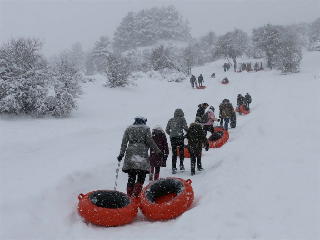 Beyaz örtü köylülere ekmek kapısı oldu