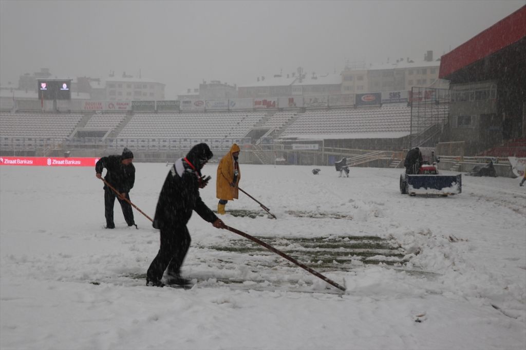 Bolu Atatürk Stadı'nın zemini karla kaplandı