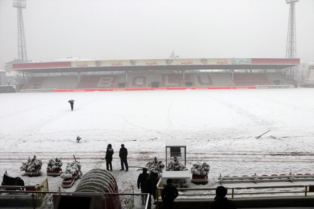 Bolu Atatürk Stadı'nın zemini karla kaplandı