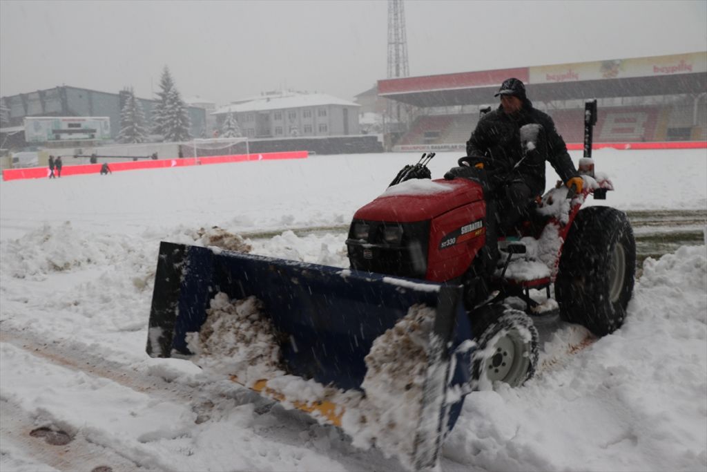 Bolu Atatürk Stadı'nın zemini karla kaplandı