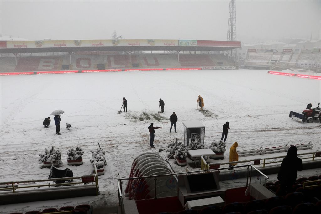 Bolu Atatürk Stadı'nın zemini karla kaplandı