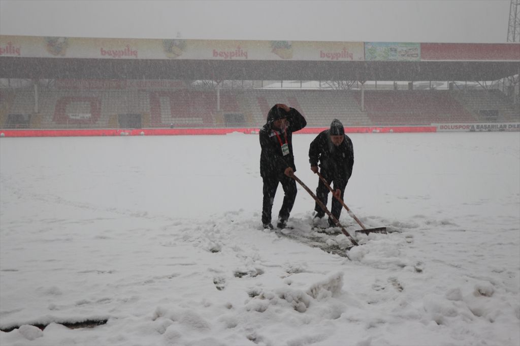 Bolu Atatürk Stadı'nın zemini karla kaplandı