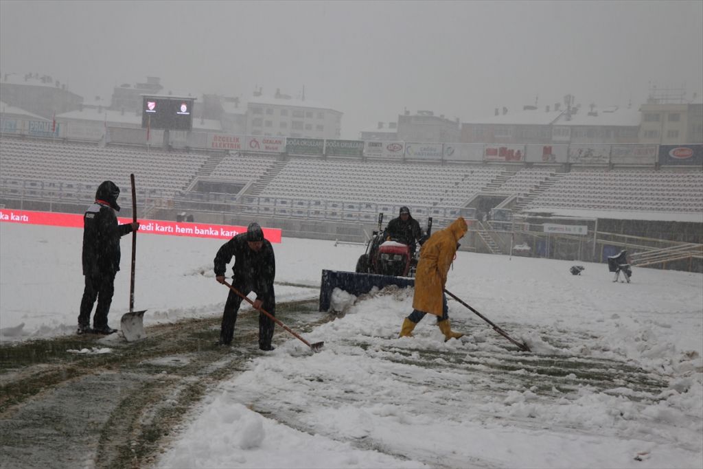 Bolu Atatürk Stadı'nın zemini karla kaplandı