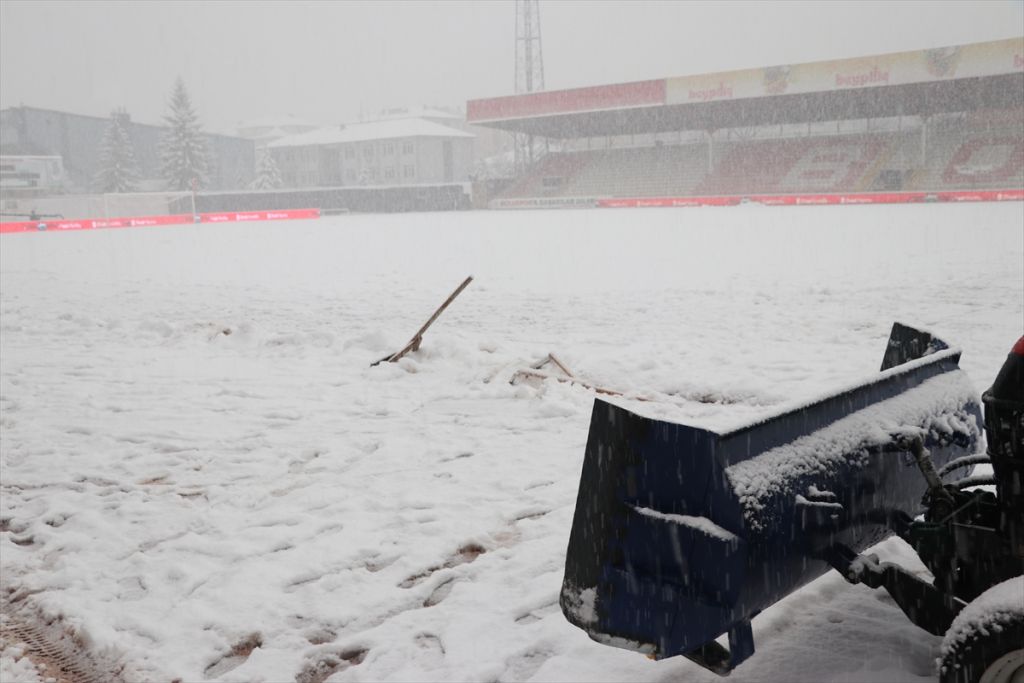 Bolu Atatürk Stadı'nın zemini karla kaplandı