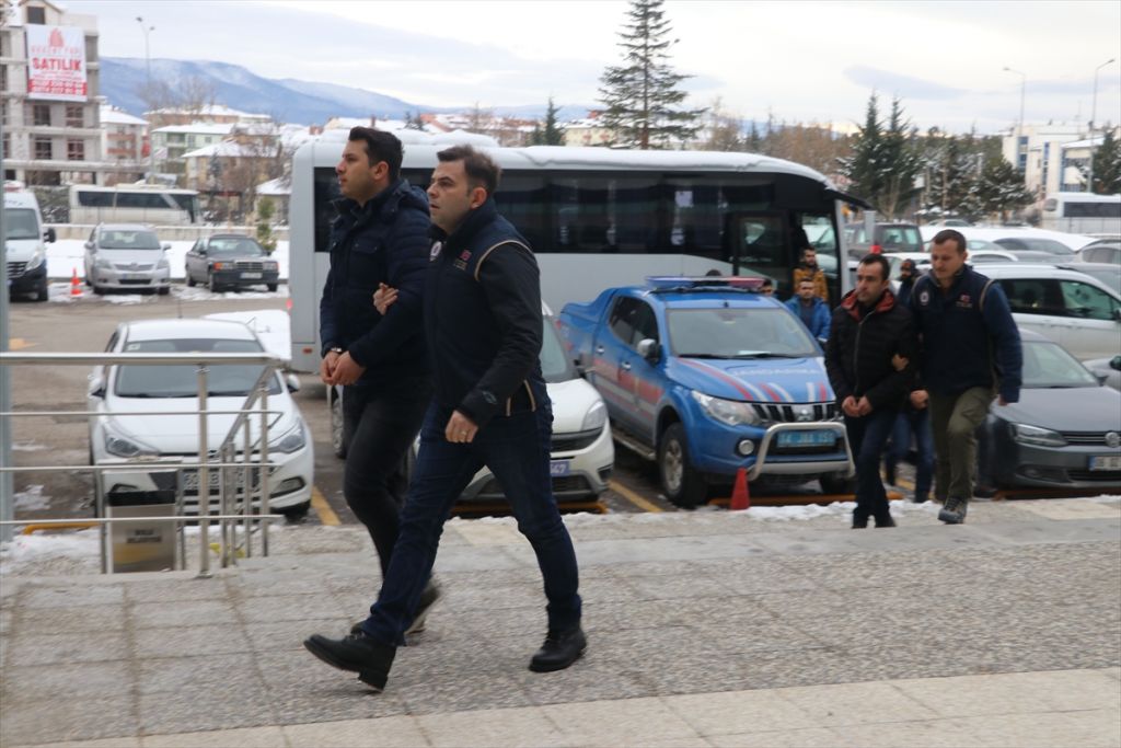 Bolu merkezli FETÖ/PDY operasyonunda gözaltına alınan 13 şüpheli adliyeye sevk edildi