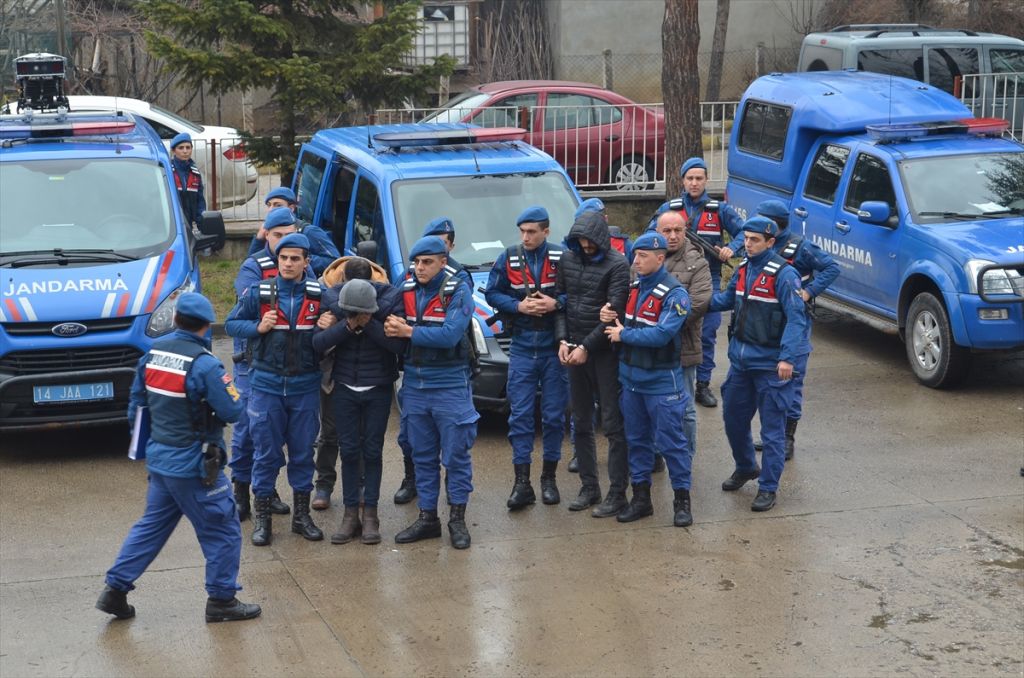 Bolu'da 3 günde 58 evden hırsızlık yapan şüpheliler hâkim karşısında