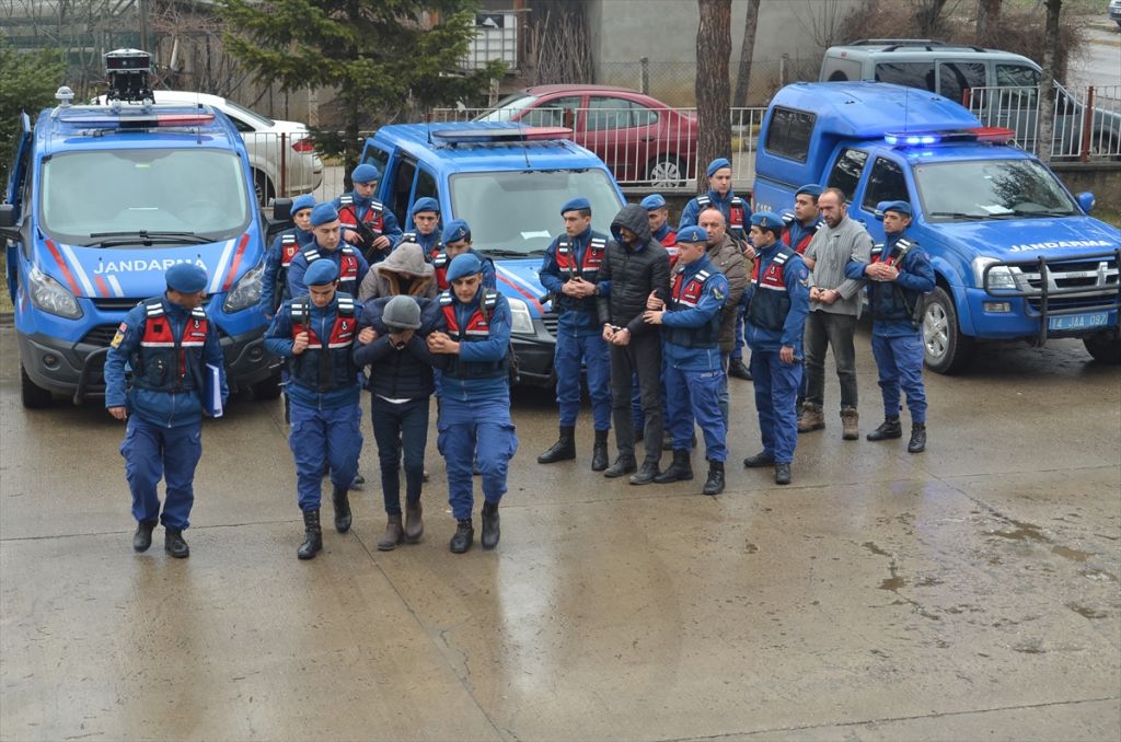 Bolu'da 3 günde 58 evden hırsızlık yapan şüpheliler hâkim karşısında