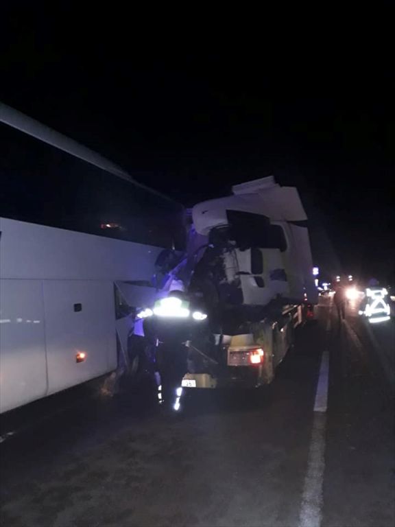 Bolu'da tır, yolcu otobüsüne çarptı: 1 ölü, 2 yaralı